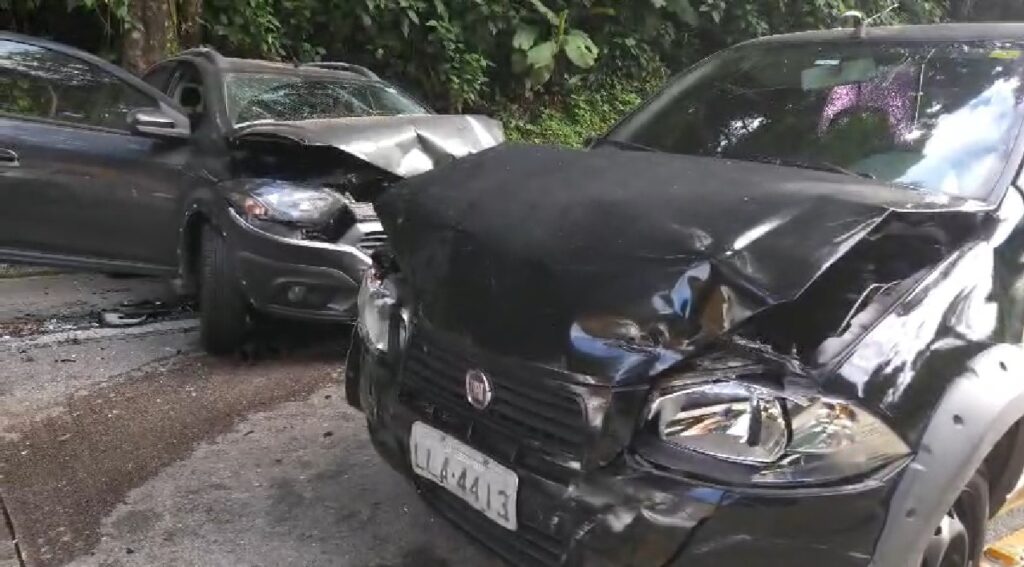 Equipes de resgate atuando no local do acidente na BR-116