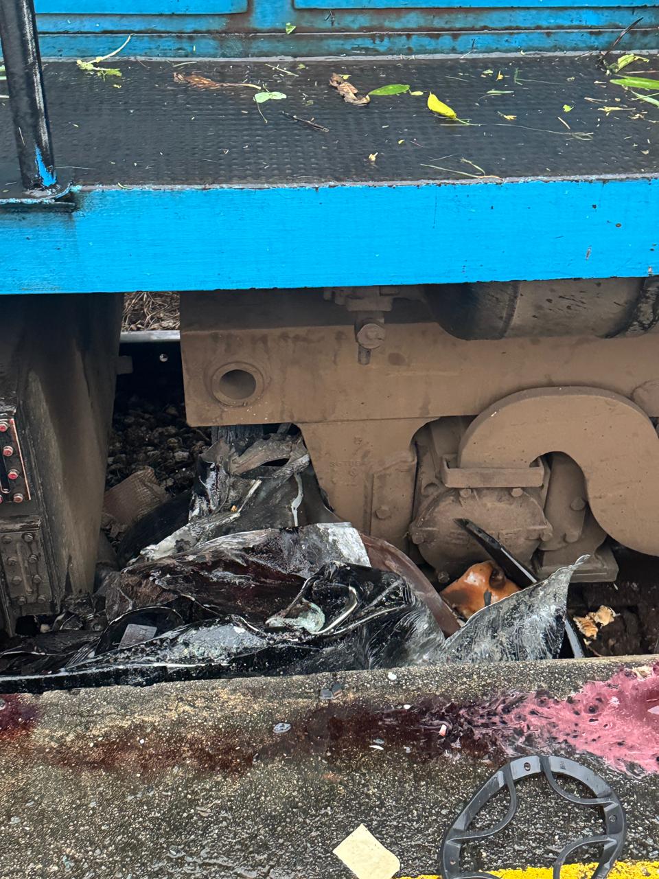 Carro prensado na estação