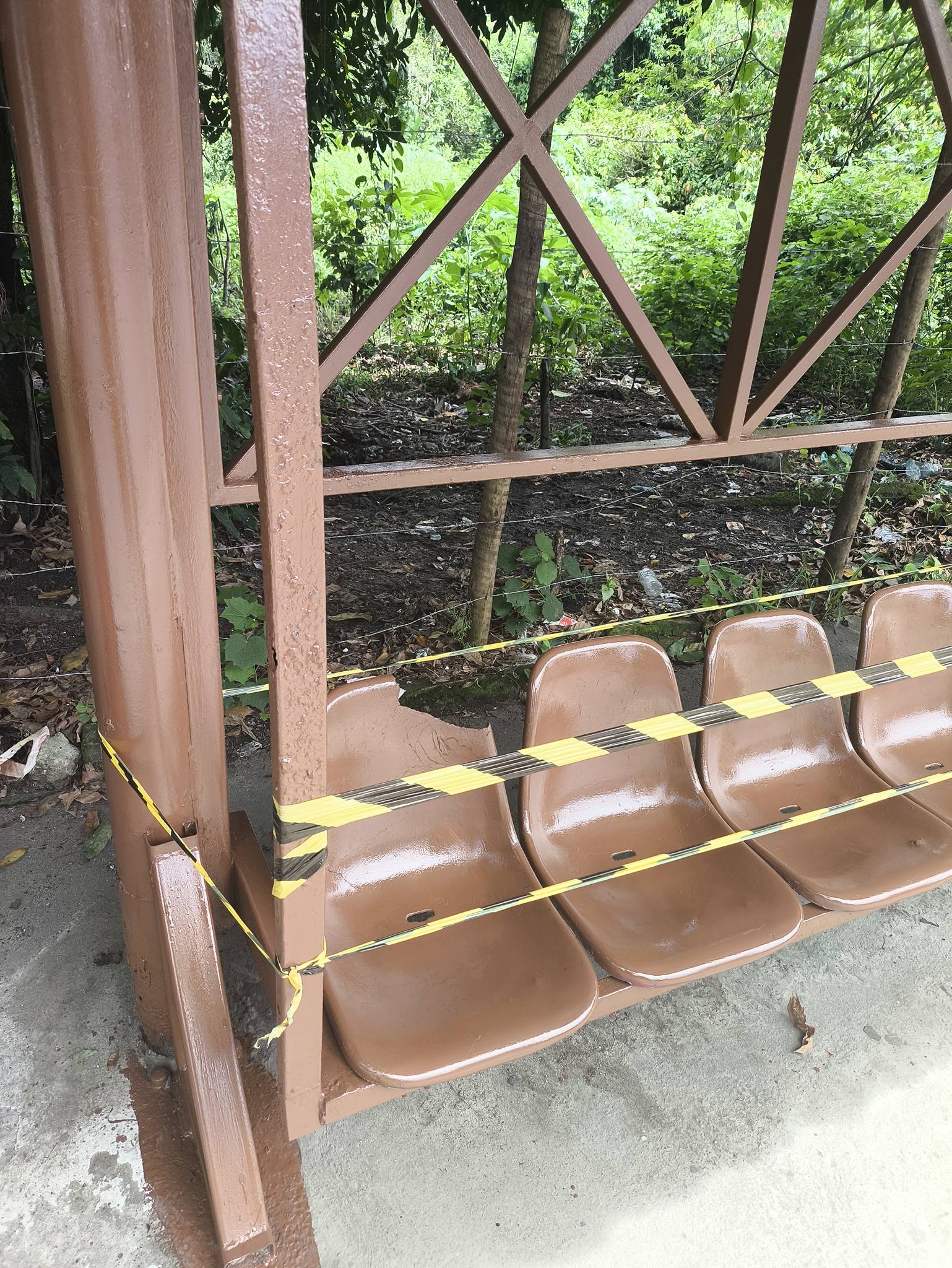 Banco quebrado e interditado com tinta fresca