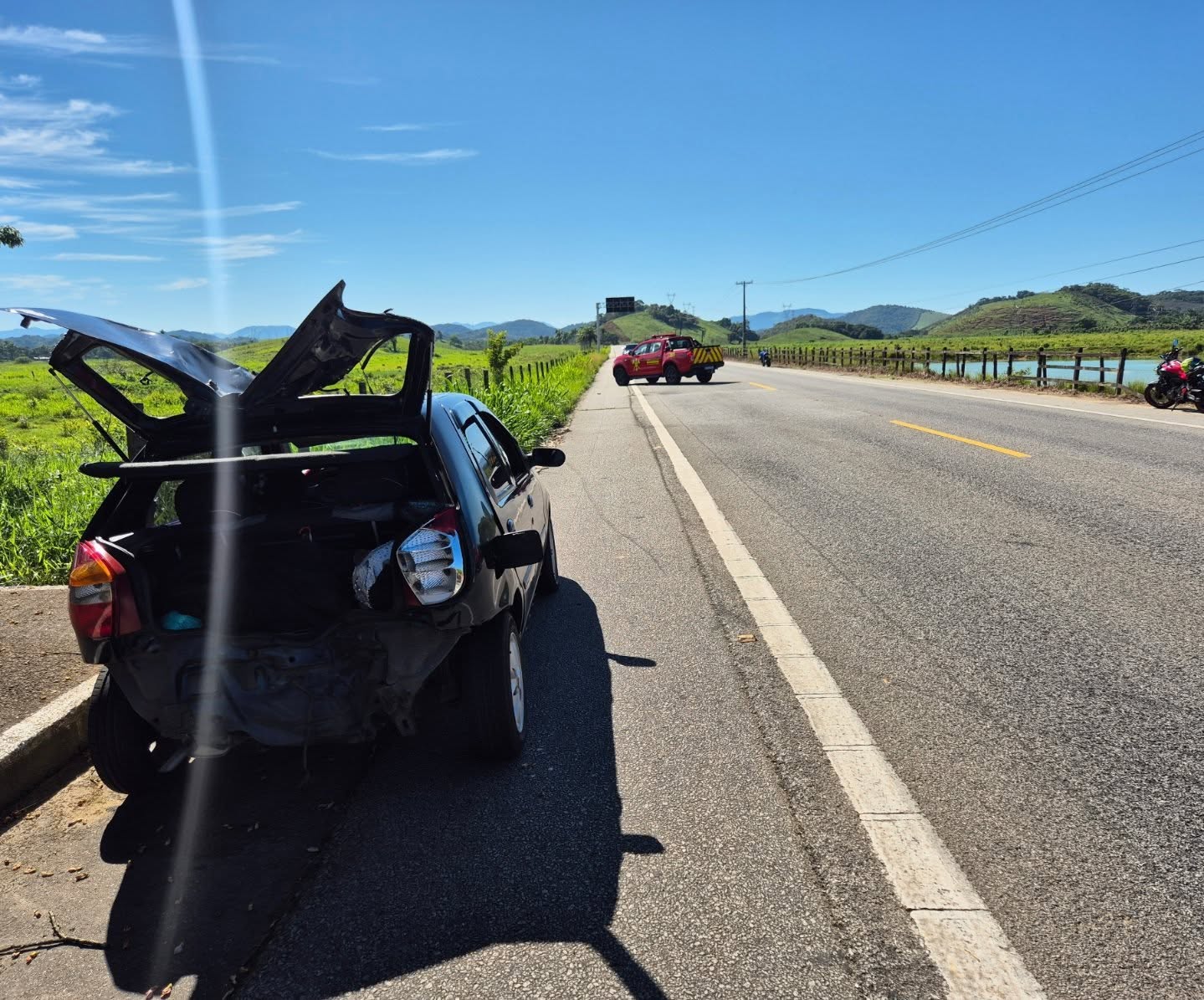 Traseira do veículo Palio danificada após a colisão da motocicleta