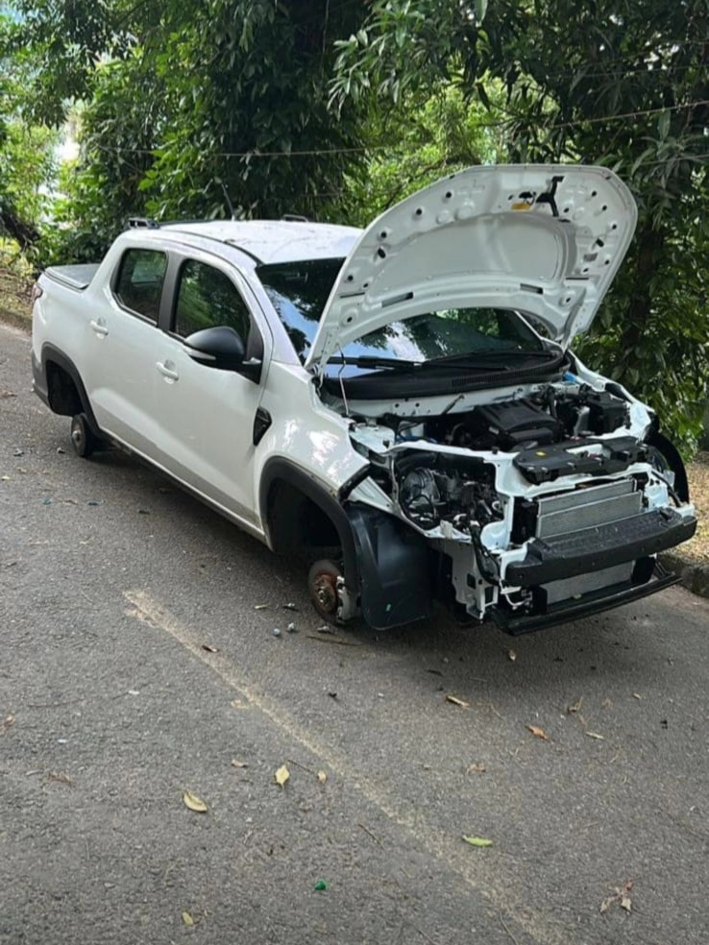 'Cemitério' de carros roubados na Caneca Fina assusta moradores
