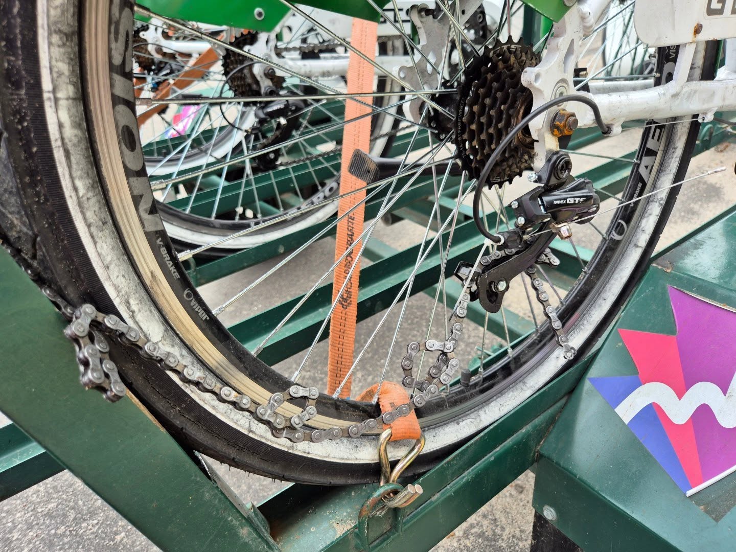 Detalhe da corrente arrebentada