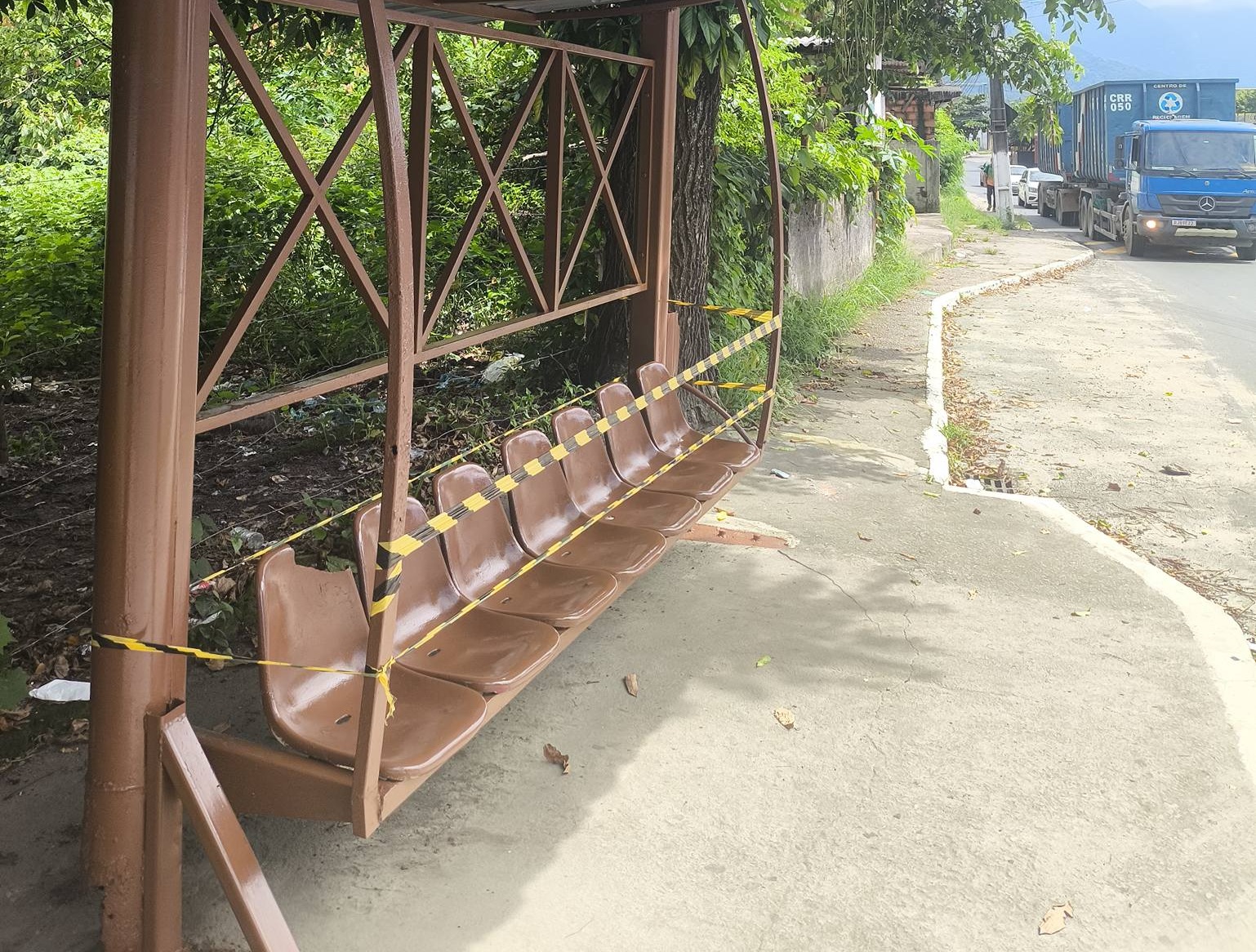 Não é 'Segredo': Tinta nova sob banco quebrado e ferrugem expõe descaso