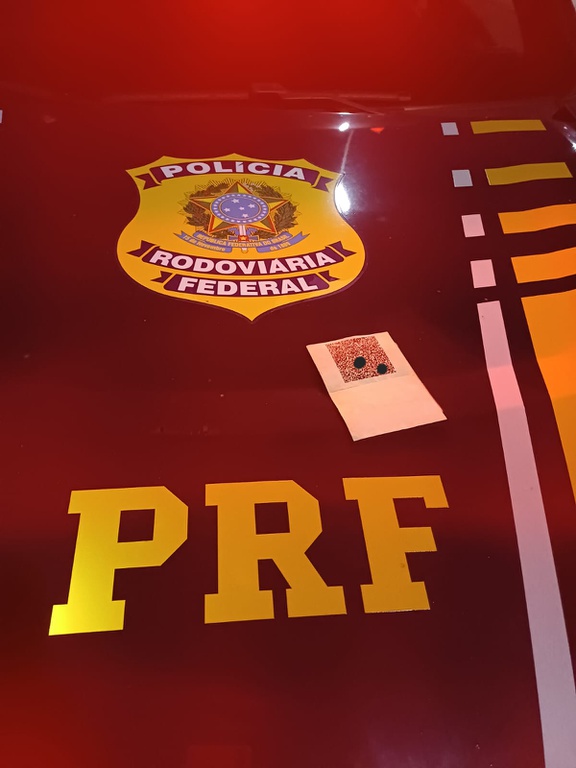 Cerco fechado: PRF prende motorista por uso de documento falso durante fiscalização em Guapimirim