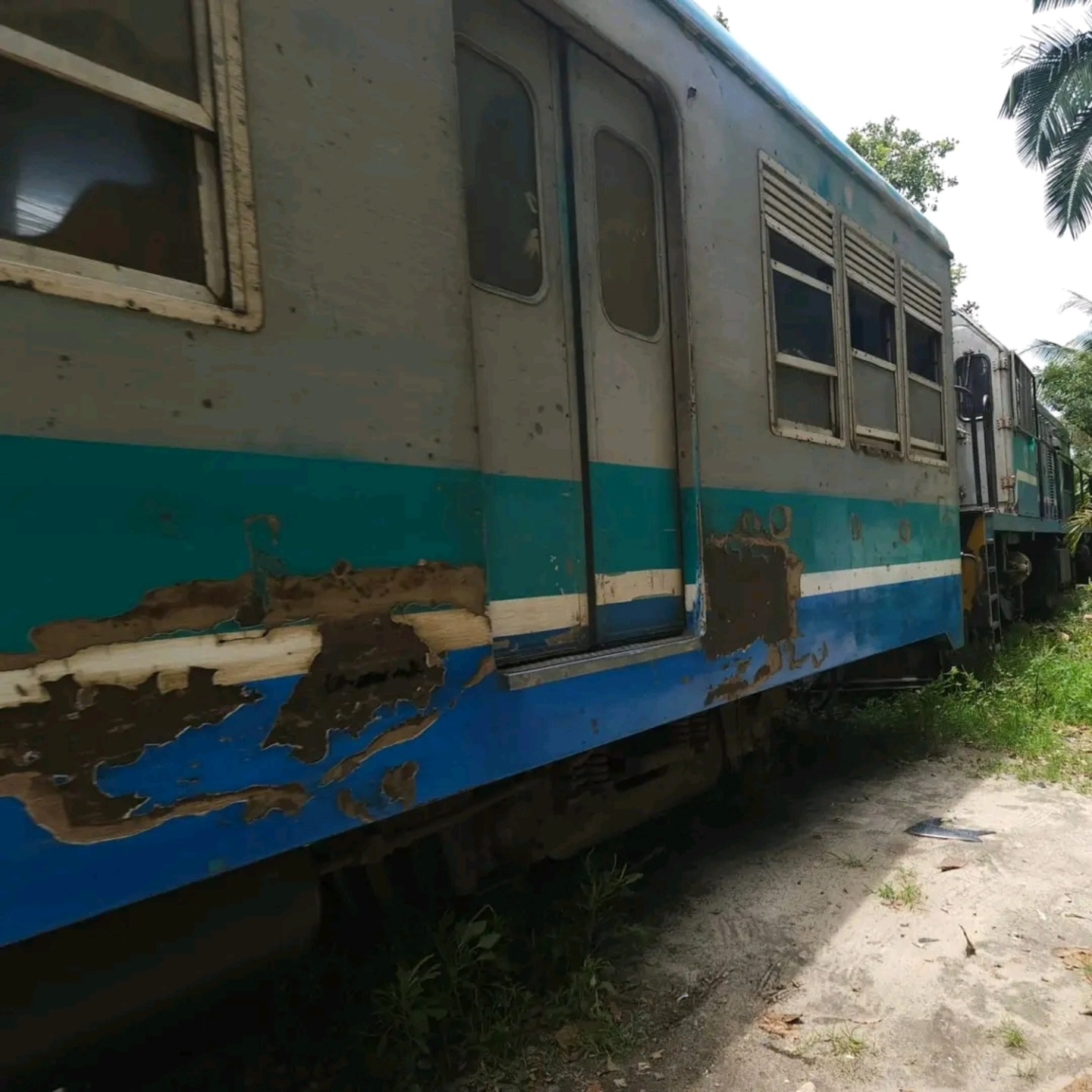 Situação de sucateamento e abandono de equipamentos no Ramal Guapimirim