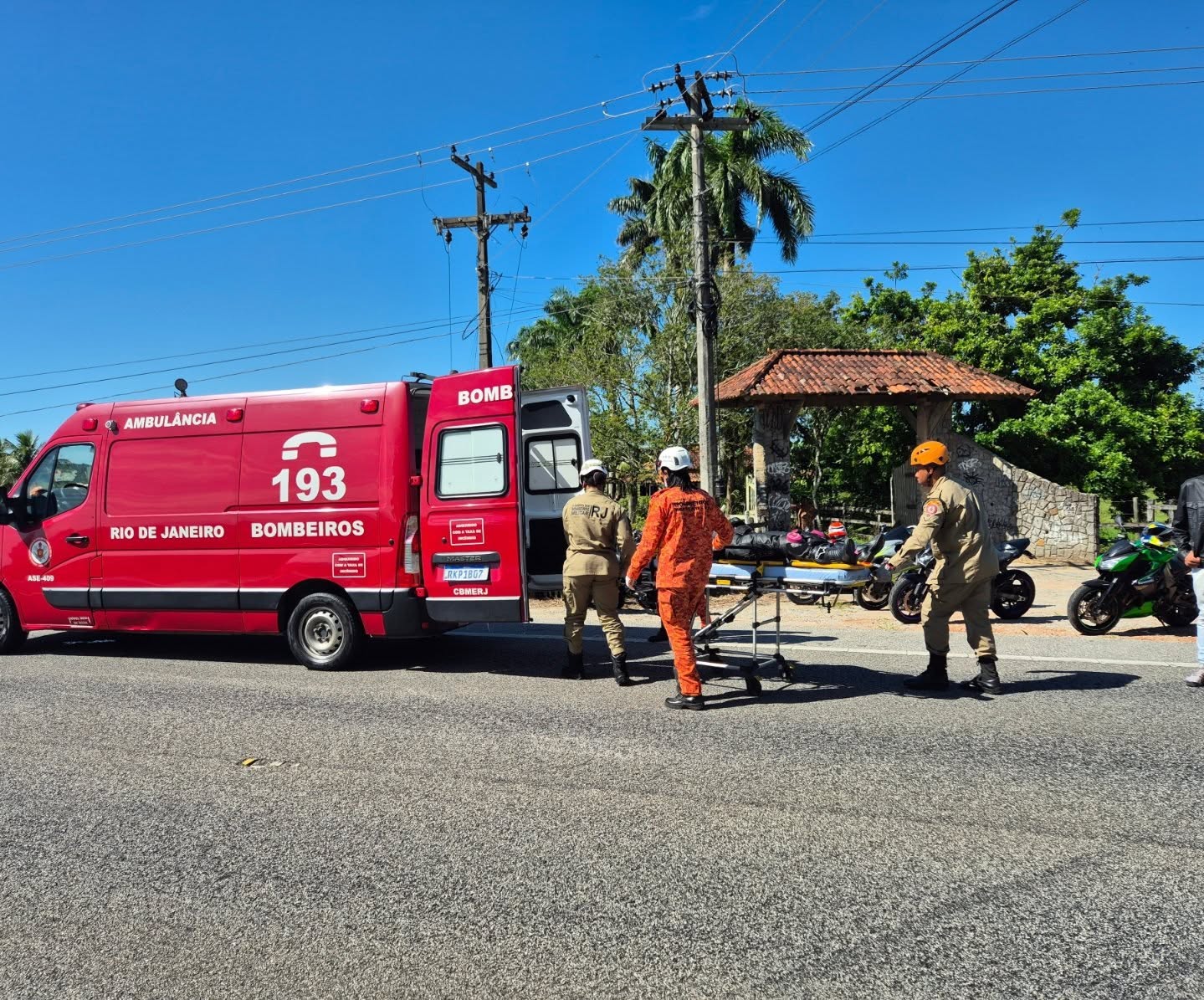Equipe do Corpo de Bombeiros realizando o atendimento na pista
