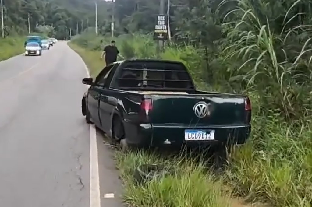 Saveiro furtada em Parada Modelo é encontrada 'depenada' em Teresópolis