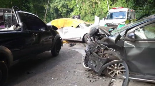 Trânsito fluindo em meia pista no sistema Pare e Siga