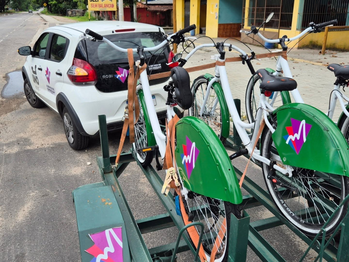 Veículo da prefeitura recolhendo bicicletas